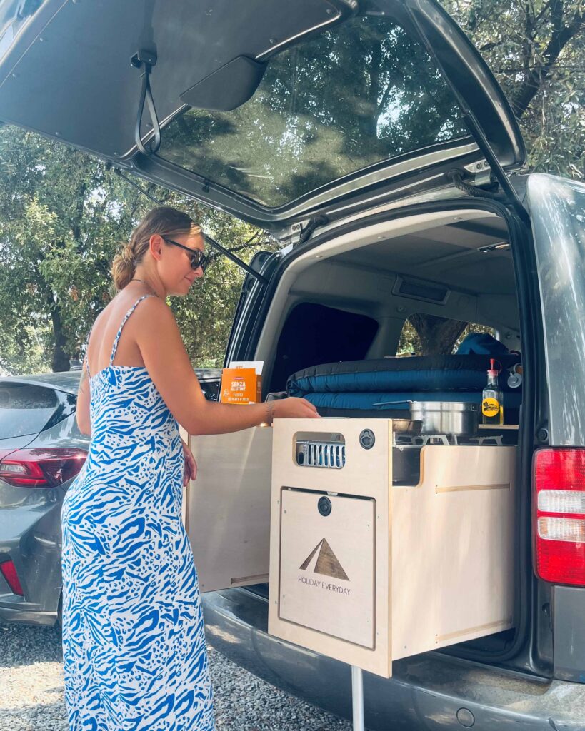 Interni di un van attrezzato con camping box DammeVan per il noleggio in Sardegna
