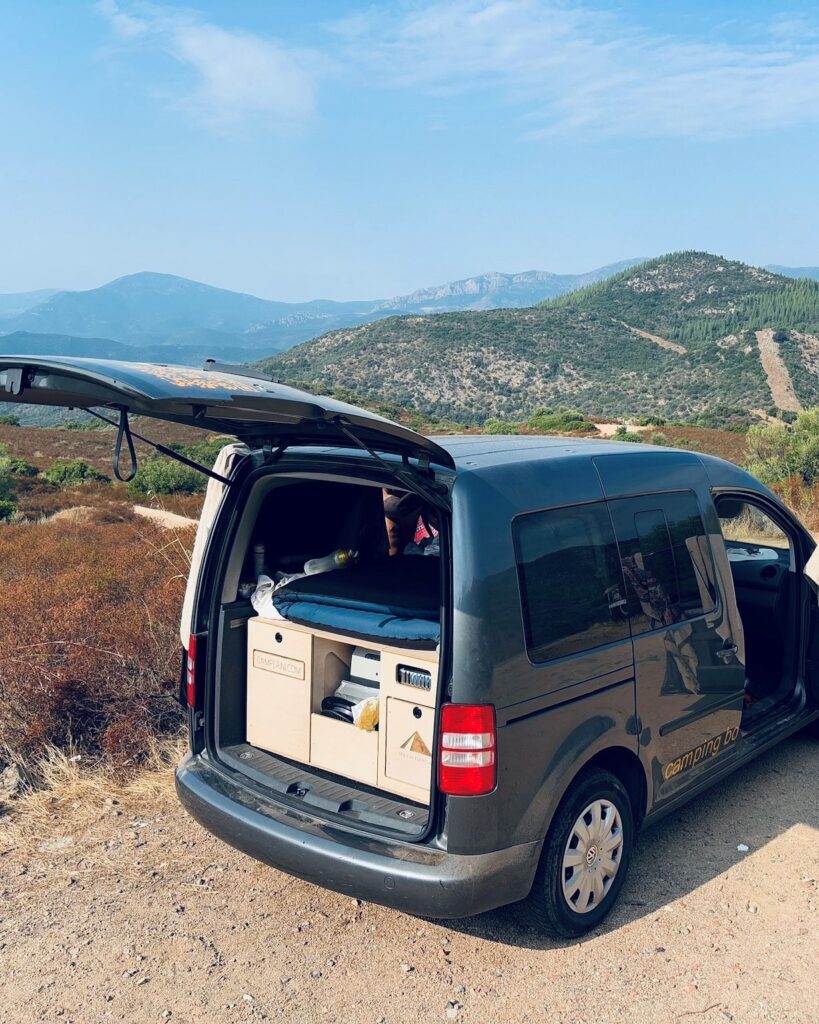 Van DammeVan attrezzato con camping box per il noleggio in Sardegna